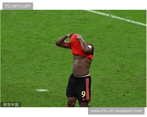 卢卡库接高球胸停转身完成爆射，比利时前线震撼全场