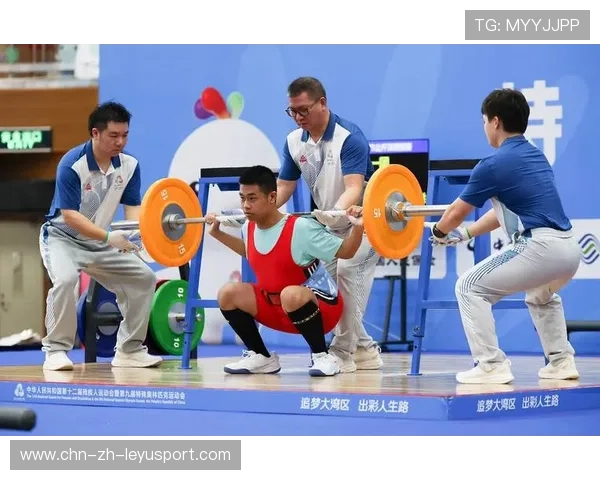举重俱乐部完善青少年训练的阶段性评估与成长预警，举重队训练视频